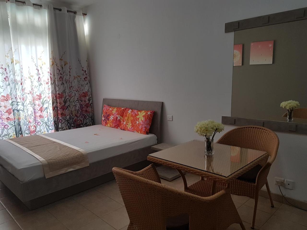 West Coast View Studios & Appartment Flic en Flac Bagian luar foto